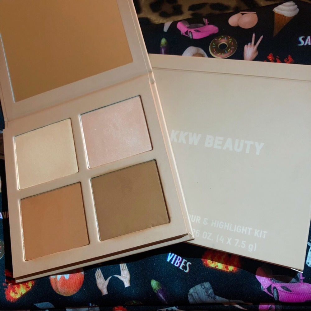 KKW Beauty powder contour & highlight palette 🍑